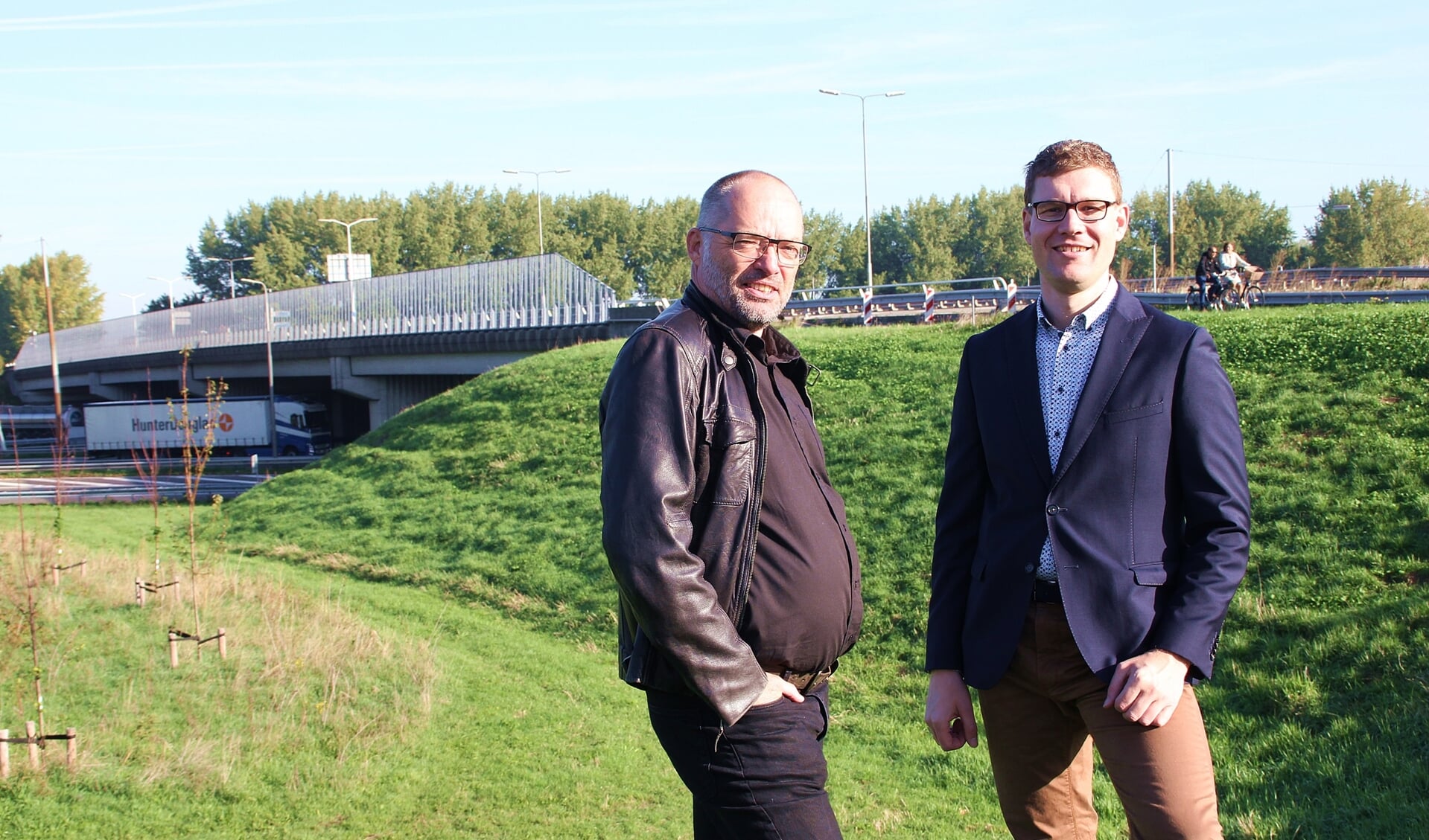 • Marko Stout (links) en Harrold van Vliet bij het viaduct.
