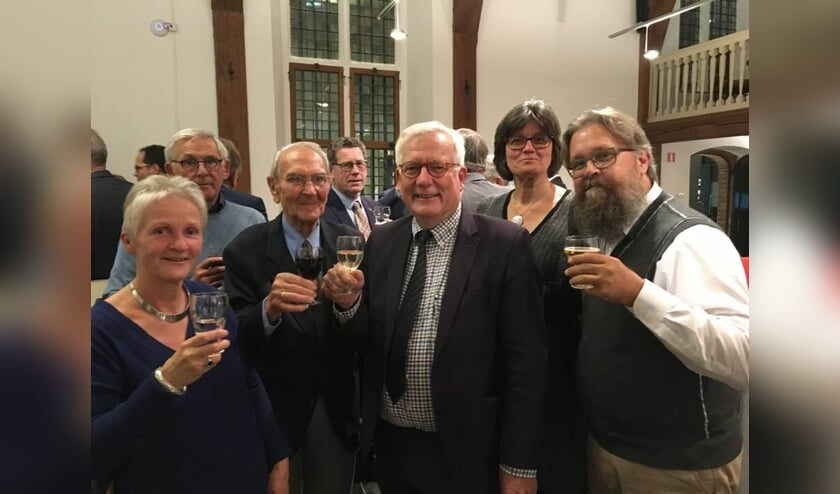 • Vreugde bij stichting Herbouw Wipkorenmolen. Na afloop wordt er getoost met verantwoordelijk wethouder Harry van Tilburg.