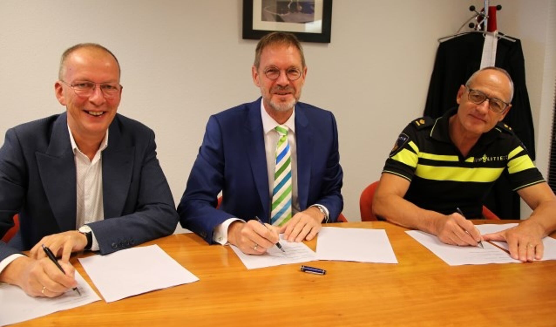 De gemeente Oudewater, de politie en Kwadraad zetten hun handtekeningen onder de samenwerkingsovereenkomst. 