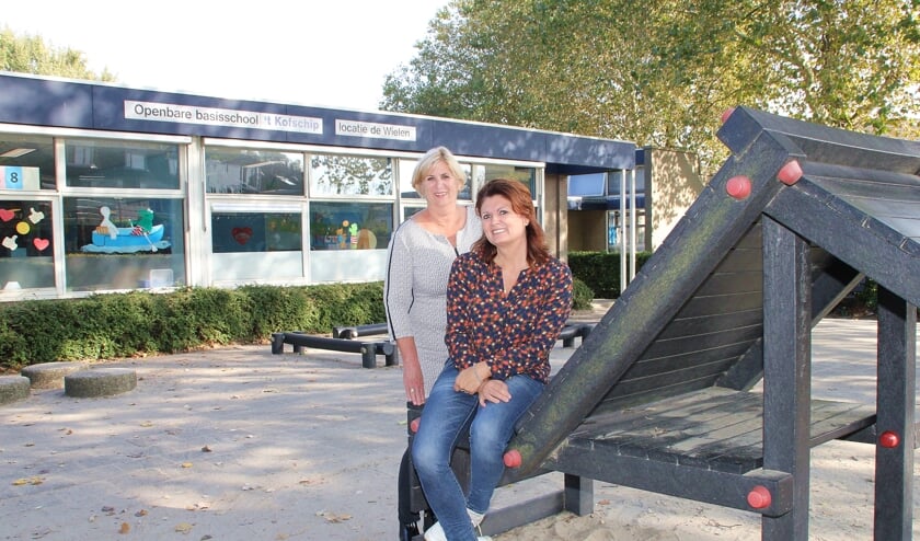 • Marja van Hulst (links) en Conny Schmid op het schoolplein.
