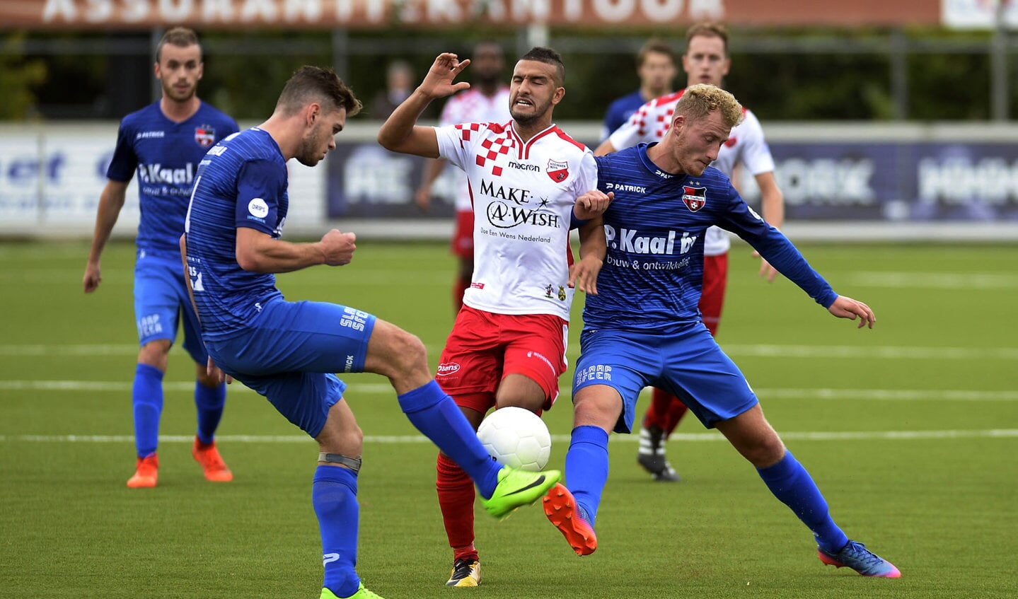 • Ahmed el Azzouti nog in het shirt van Kozakken Boys.