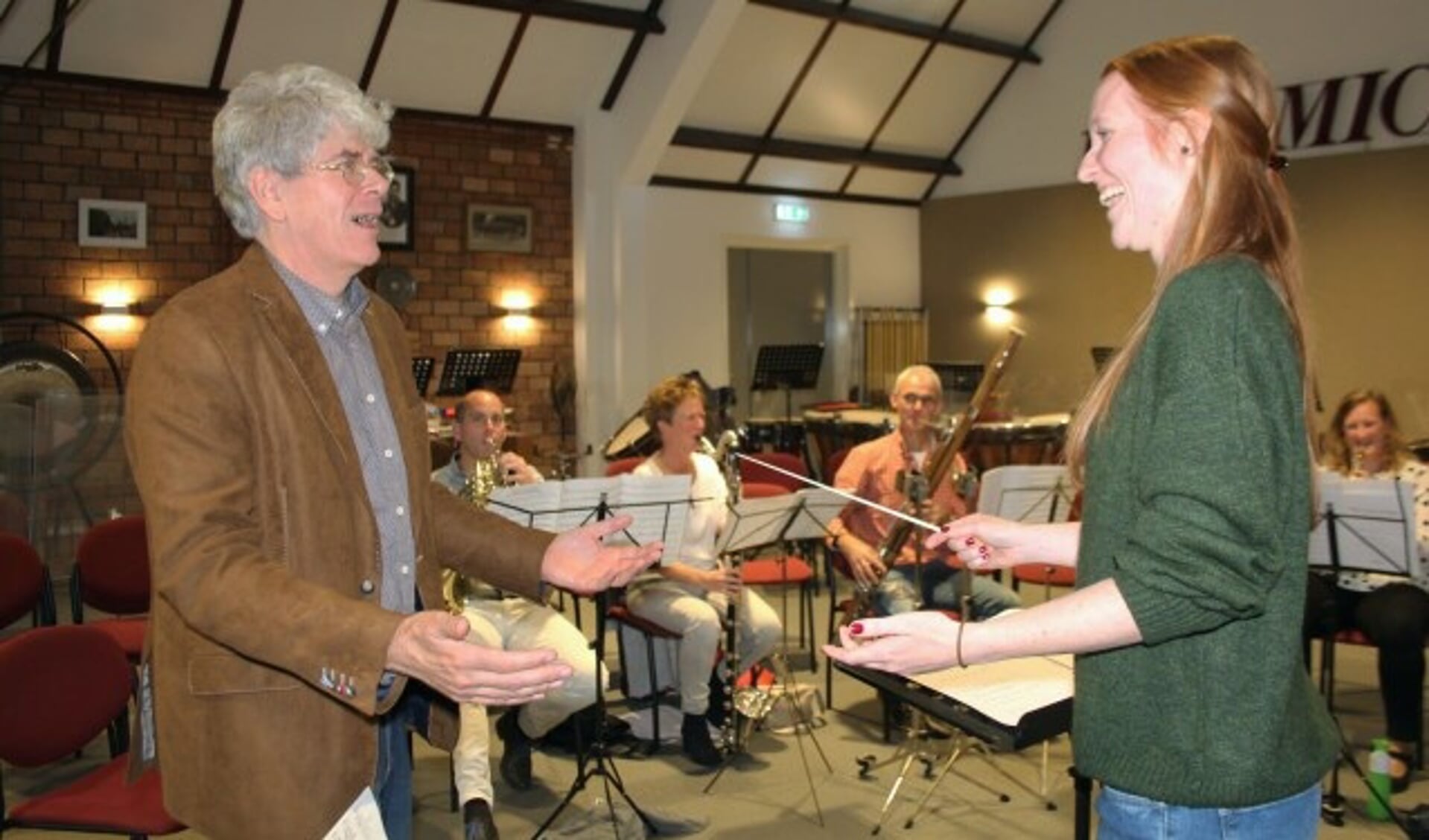 Bas Pollard geeft Mandy Pijnenburg aanwijzingen tijdens het individuele coachingsuur met muzikanten. (Foto: Lysette Verwegen)