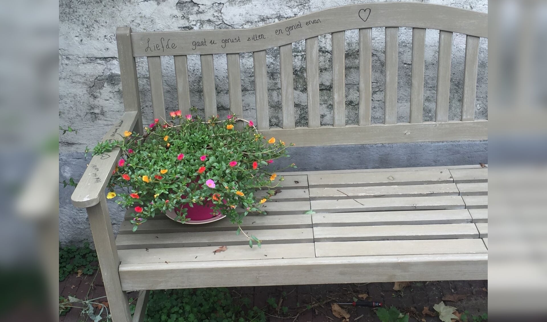 • 'Liefde - gaat u gerust zitten en geniet ervan' staat op het bankje bij Reinekes huis aan de Bloemendaal 14 in Zaltbommel.