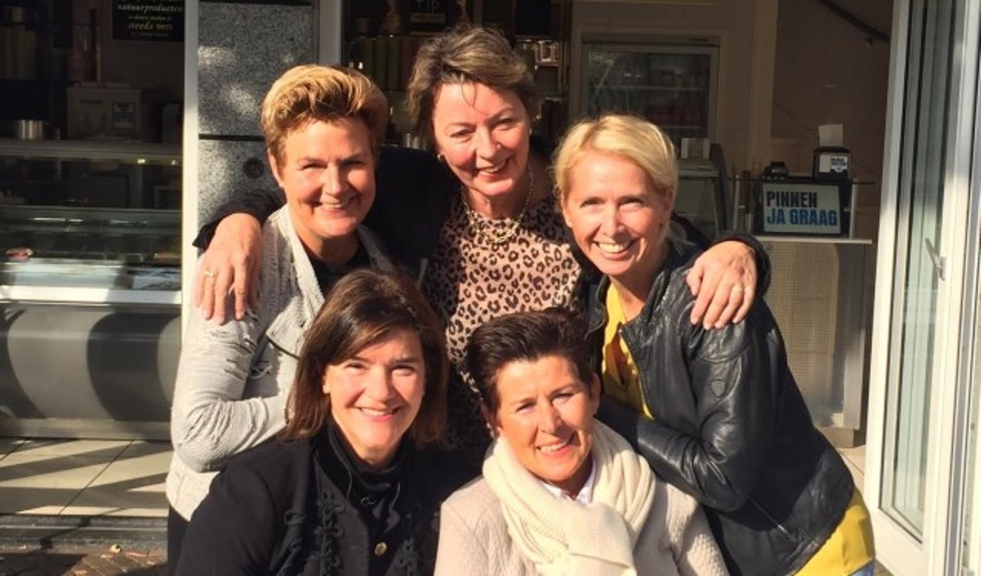 Vijf vriendinnen – Emmy van de Wege, Jacqueline van der Werf, Marianne Snel, Gerdine Janmaat en Daniëlle Raaphorst – zijn de initiatiefnemers van Sale Oudewater.  (Ingezonden foto)