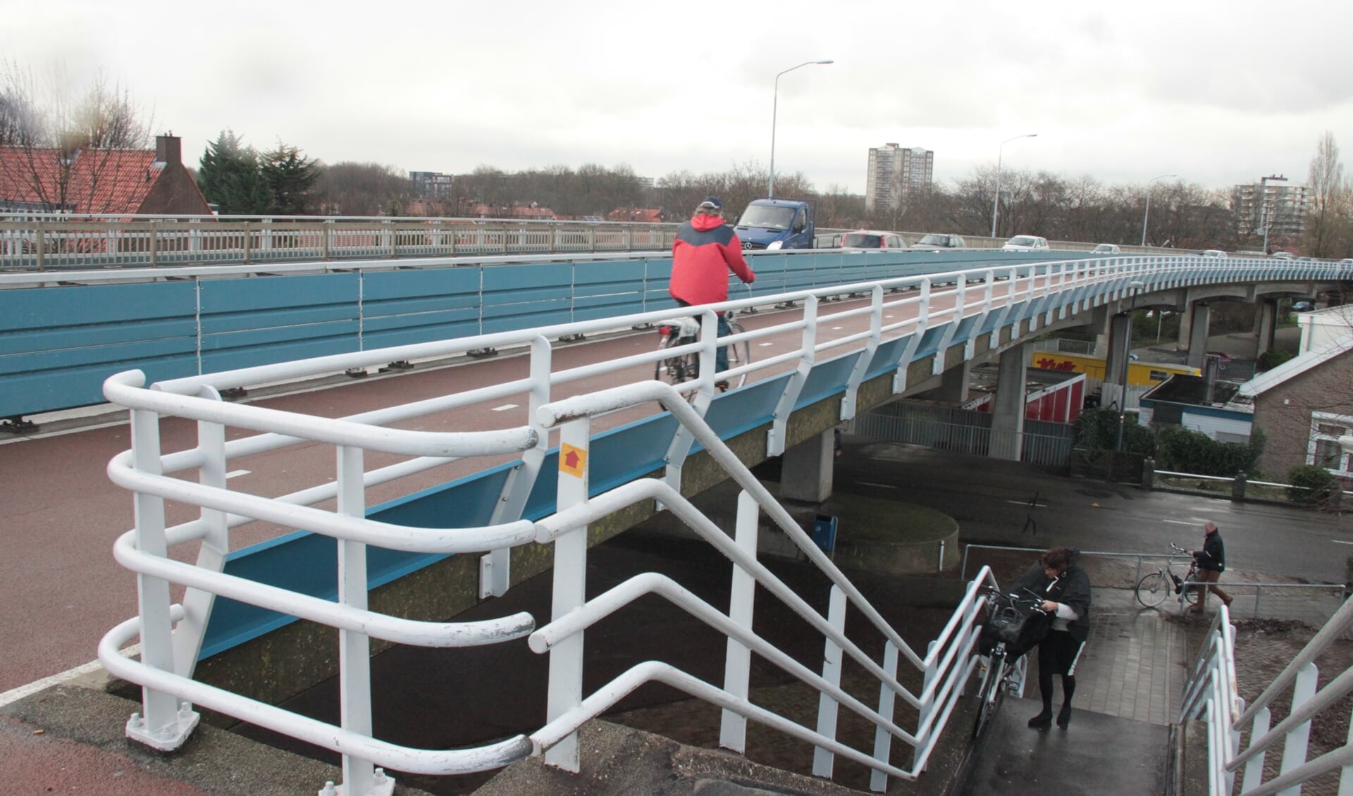 • De trap aan de linkerkant van de Algerabrug in Krimpen aan den IJssel. 