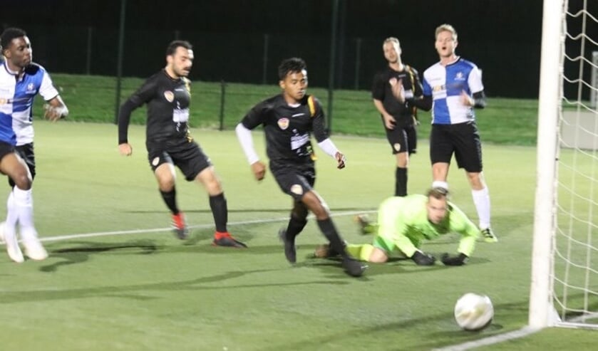 Keeper Michel Sprong plaats de bal naast het doel