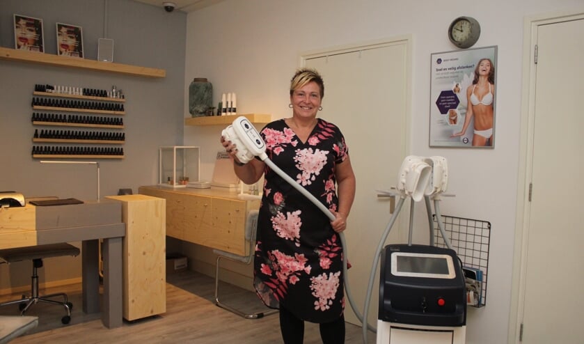 • Jolanda toont het apparaat, waarmee vetcellen bevroren worden.