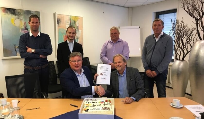 Van links naar rechts op de foto: Staand: Peter Kompier,projectmanager AVU, Alex Eikelenboom, beleidsadviseur gemeente Montfoort, Gerbrand van Ast,accountmanager Cyclus, Carel Rademakers, manager uitvoering Zittend: wethouder Jocko Rensen en directeur Jan Krapels van Cyclus. (Foto: Gemeente Montfoort)
