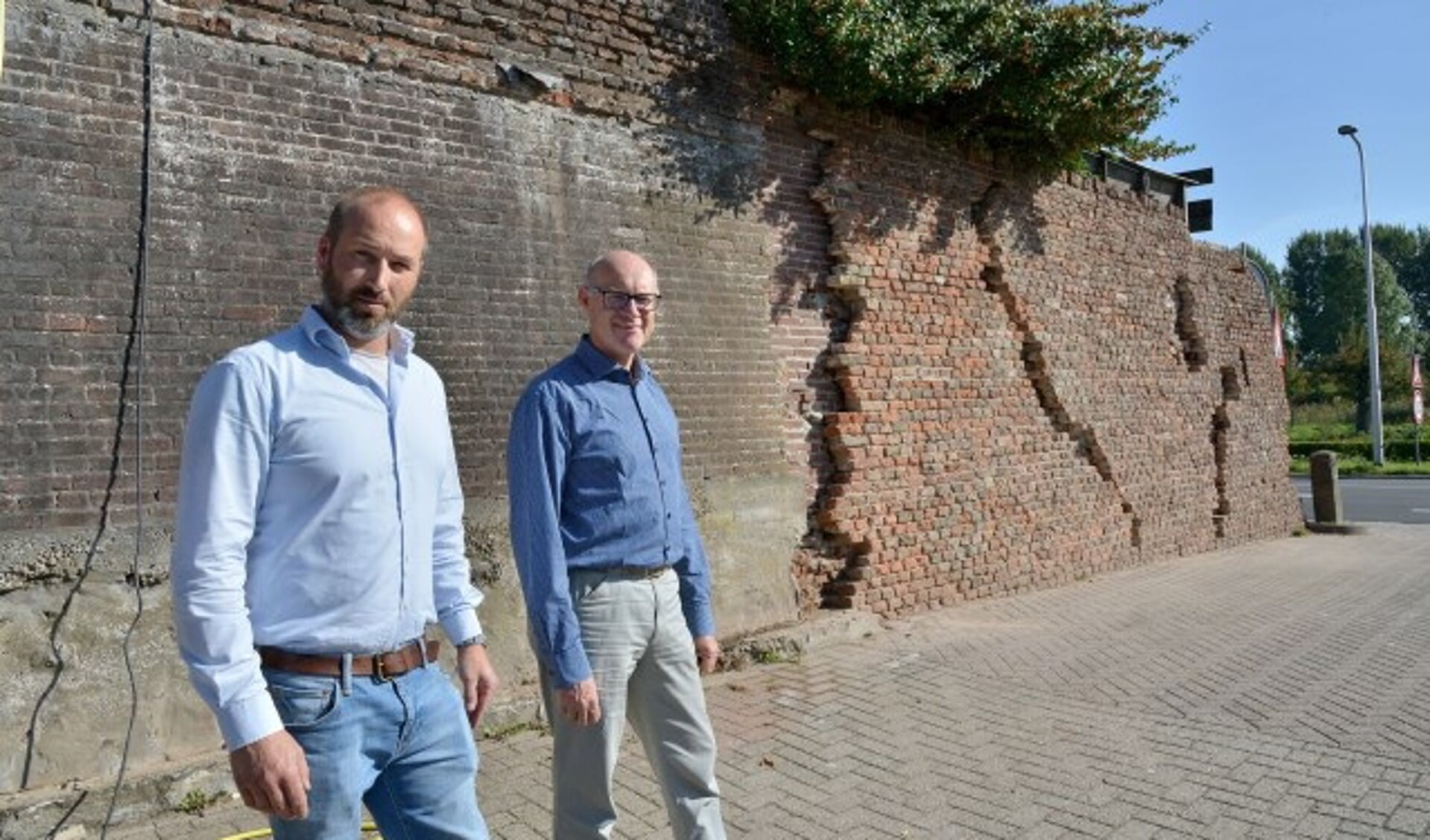 Peter Versloot (r) samen met projectleider Bart van Rossum bij een deel van de Montfoortse stadsmuur. De restauratie is van start gegaan en moet binnen een paar weken zijn voltooid. (Foto: Paul van den Dungen)