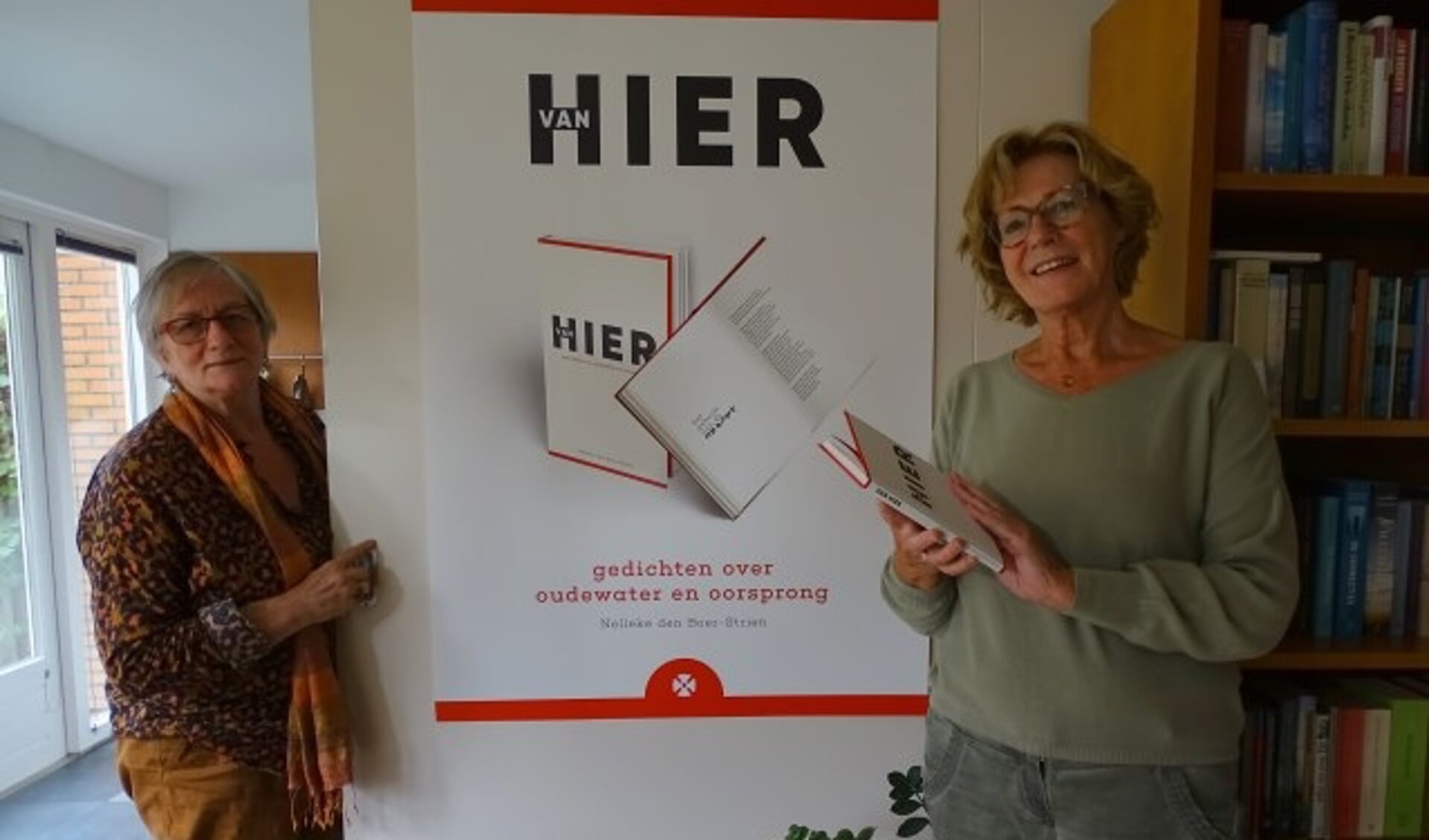 Nelleke den Boer (rechts) is heel blij met de hulp van Gerdine van de Ven bij de totstandkoming van het boekje. (Foto: Margreet Nagtegaal).