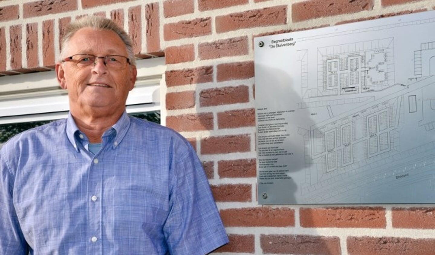 Gijs van Kooten bij zijn gedicht op de plattegrond van begraafplaats De Stuivenberg.
(Foto: Paul van den Dungen)