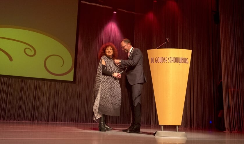 • Scheidend theaterdirecteur Nel Oskam wordt geridderd.