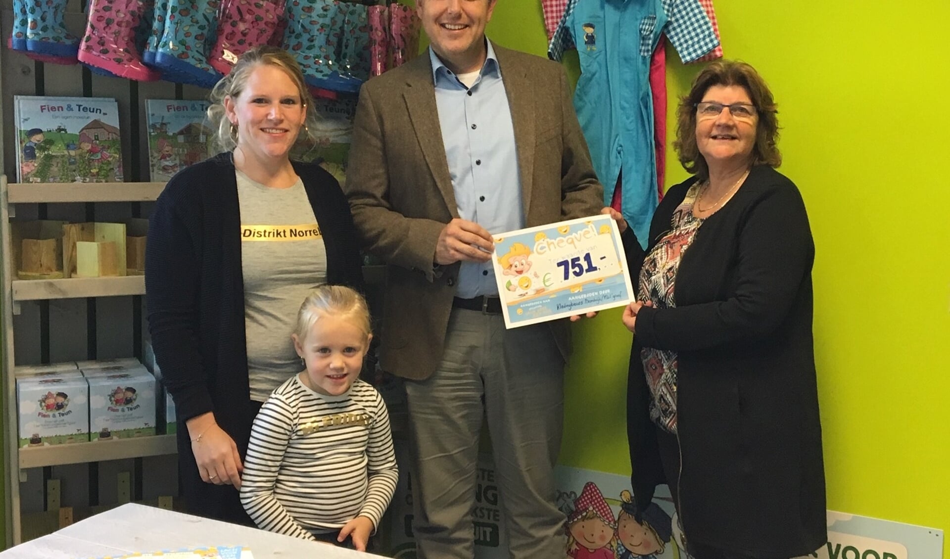 • Eveliene Hoogendoorn en Yvonne Demper reiken cheque uit aan Jacco van Kleef, voorzitter  van Stichting Lach voor een Dag.