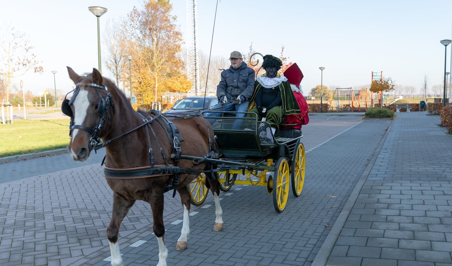 • Aankomst Sinterklaas en Zwarte Piet in het dorp Eethen. 