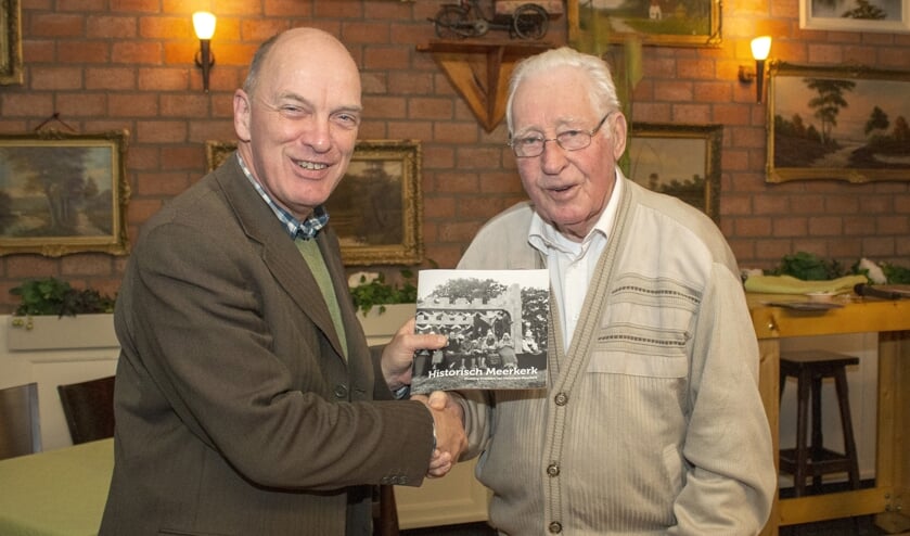 • Wilbert de Jong overhandigt het boek aan Wim den Hartog.