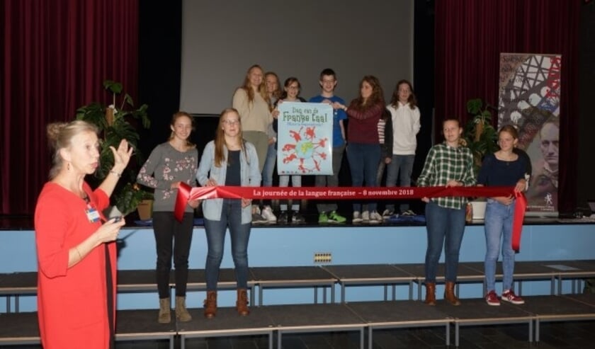 Het doorknippen van een officieel lint door rector Joke Hengefeld.