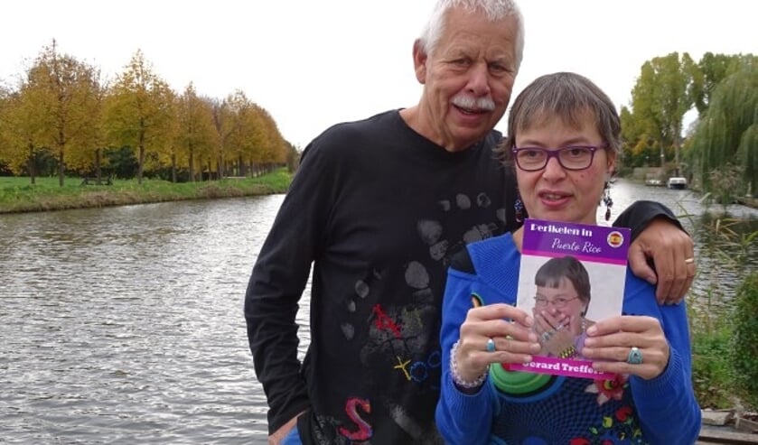 Gerard Feller met zijn dochter Karin met het nieuwe boekje 'Perikelen in Puerto Rico'. Zij staat zelf lachend op de cover. (Foto: Margreet Nagtegaal)