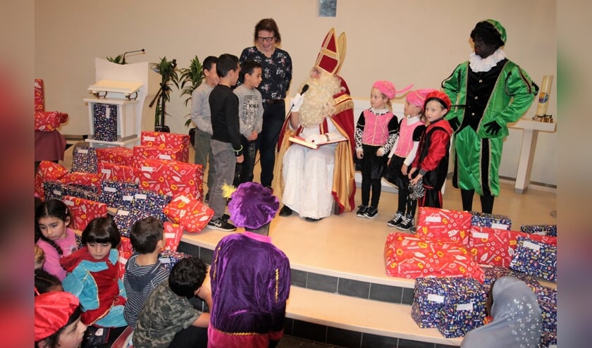 • Twee drielingen mochten bij de Sint langskomen.
