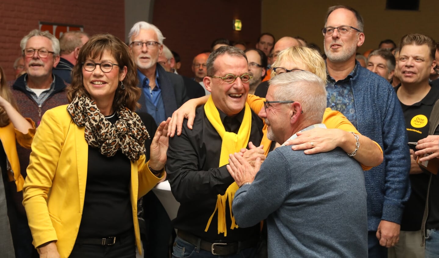 De vreugde over de verkiezingsuitslag bij Doe Mee! Molenlanden; links staat Joke Stravers.