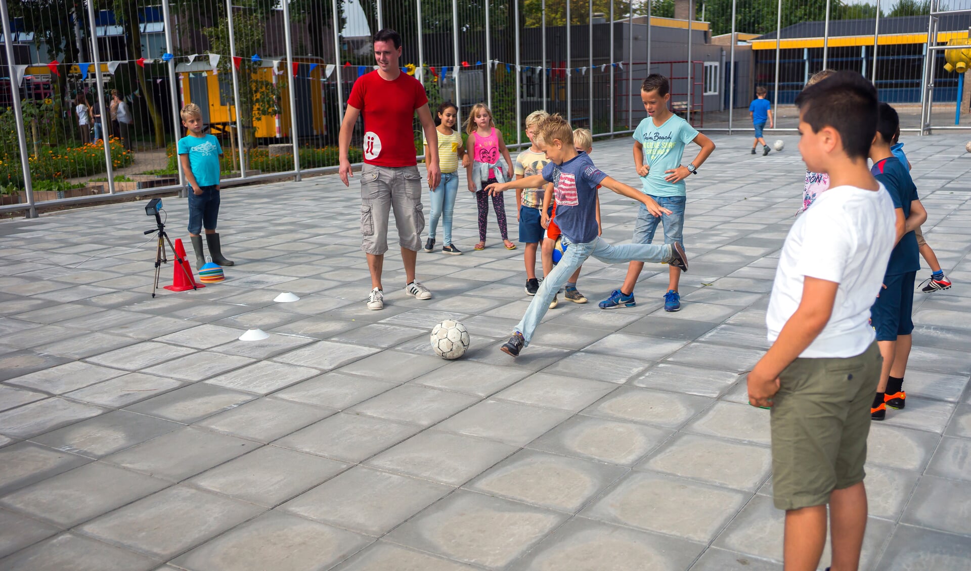 • De voetbalkooi zorgt voor veel speelplezier, maar is ook een plek waar hangjeud samenkomt. 