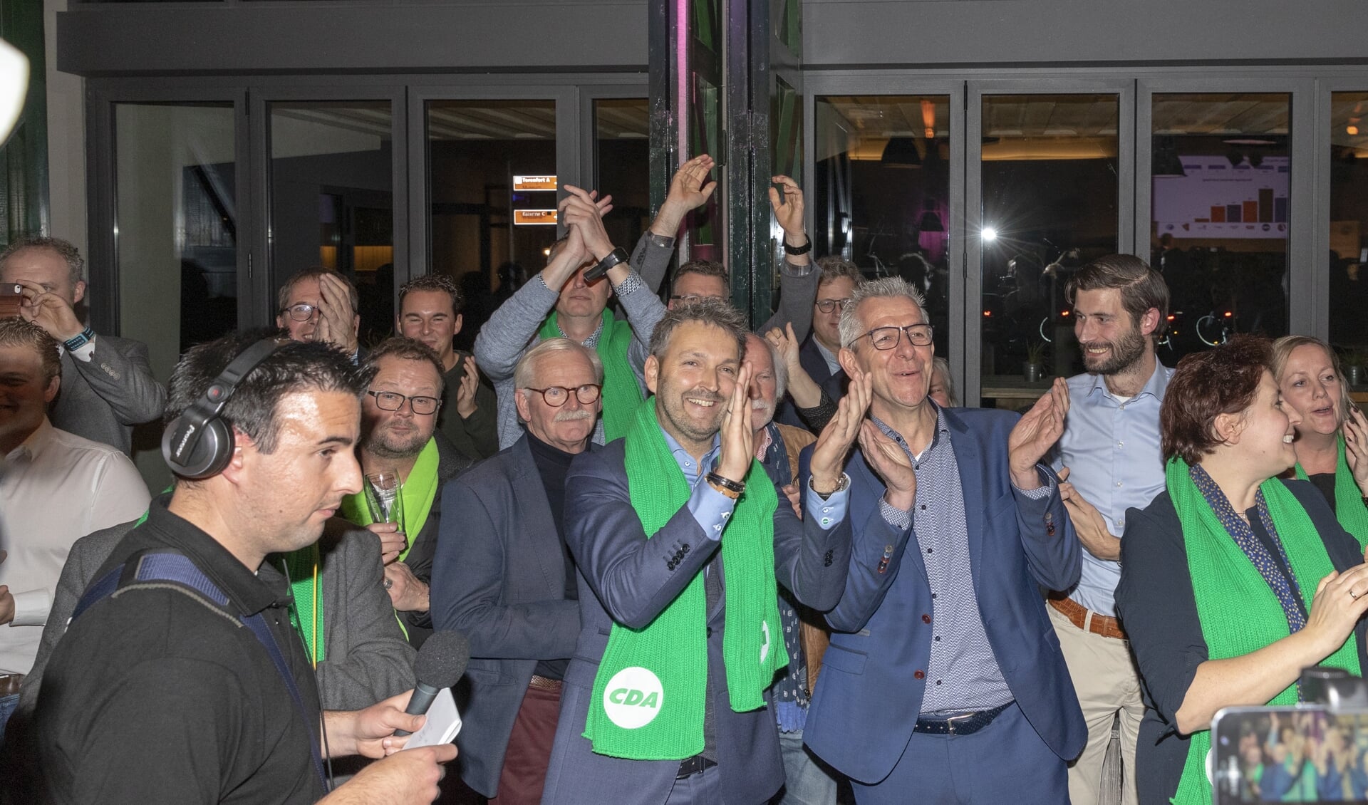 Gerard Paans, hier rechts naast lijsttrekker en wethouder Roland van Vugt tijdens de uitslag van de eerst gemeenteraadsverkiezingen voor Altena in 2018.