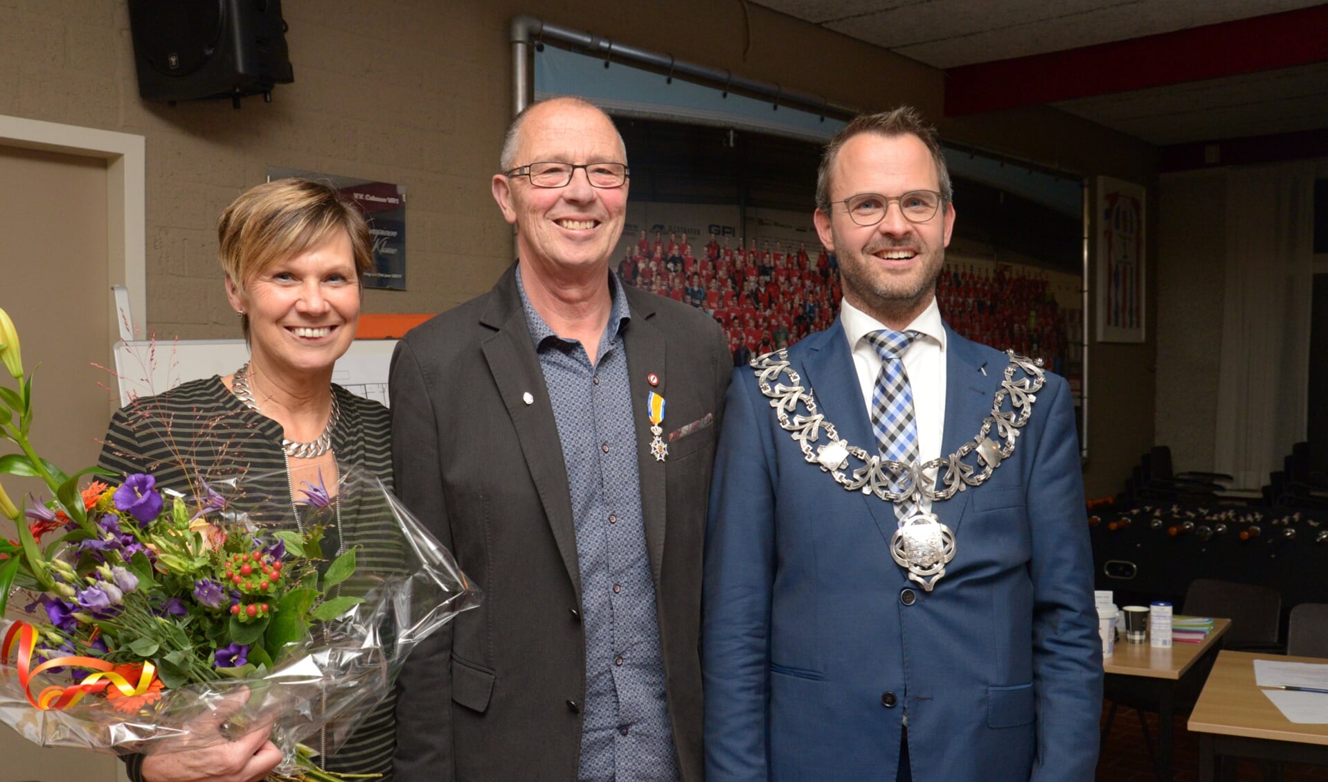 • Ton van Beek met zijn vrouw en burgemeester Laurens de Graaf.