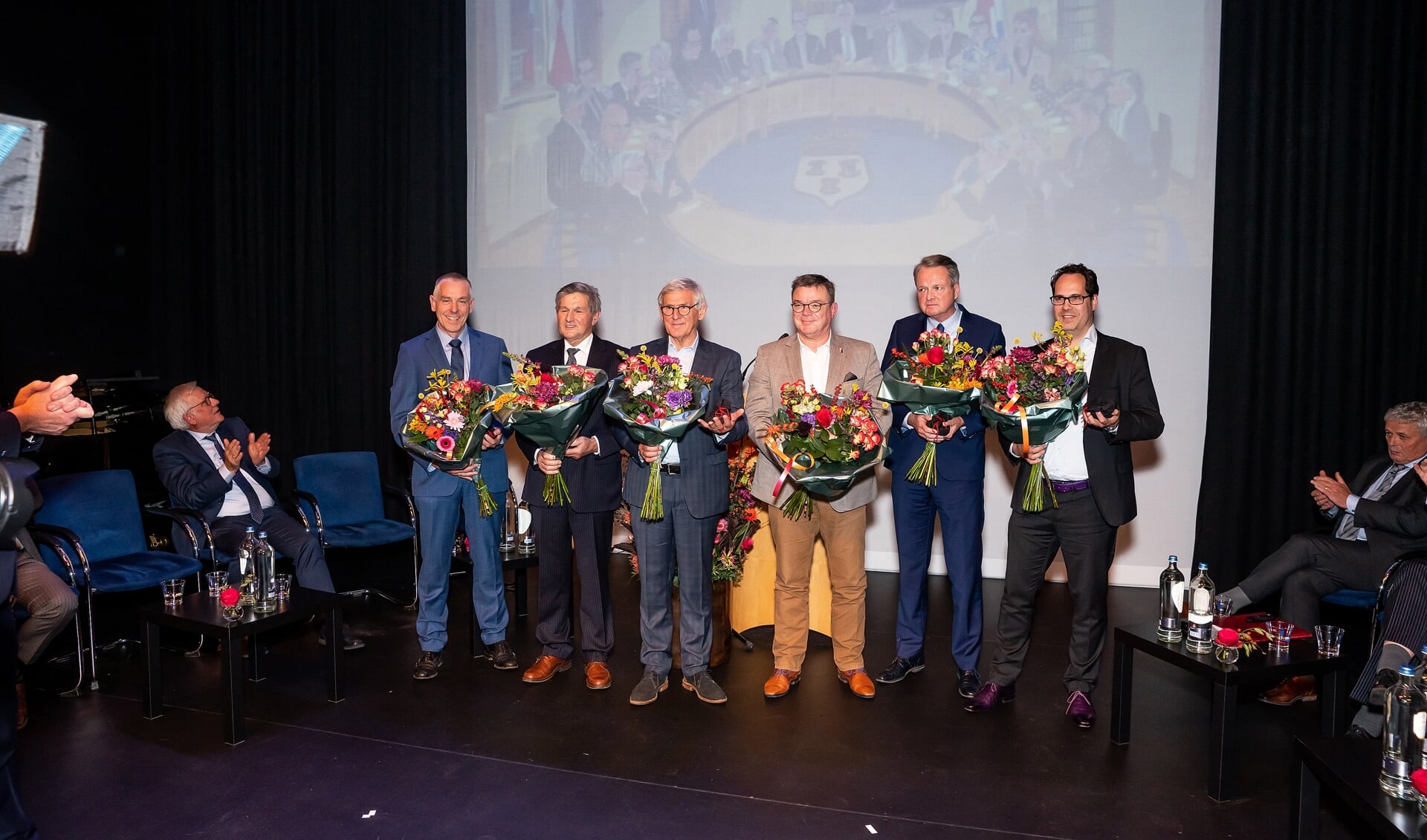 • V.l.n.r. Marcel Verweij (CDA), Aart de Leeuw (SGP), Wim van Barneveld (VHL Lokaal), Wil Heestermans (D66), André Landwehr (VVD) en Bram Schoonhoven (CDA)