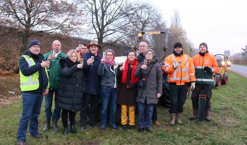 • De betrokkenen proosten op het bloemenlint.