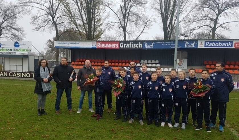 TEC J013-1, hun trainers en de sponsors