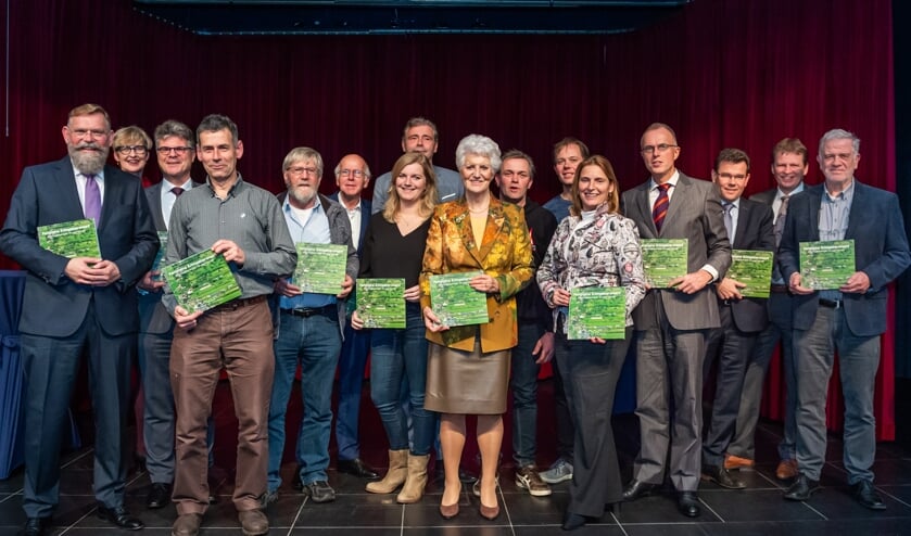 • Oud-minister Sybilla Dekker (midden) heeft zojuist het Panorama Krimpenerwaard uitgereikt aan alle betrokken vertegenwoordigers.