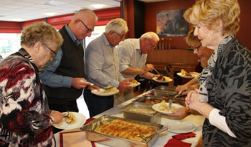 • Vrijwilligers assisteren bij het opscheppen en uitdelen.