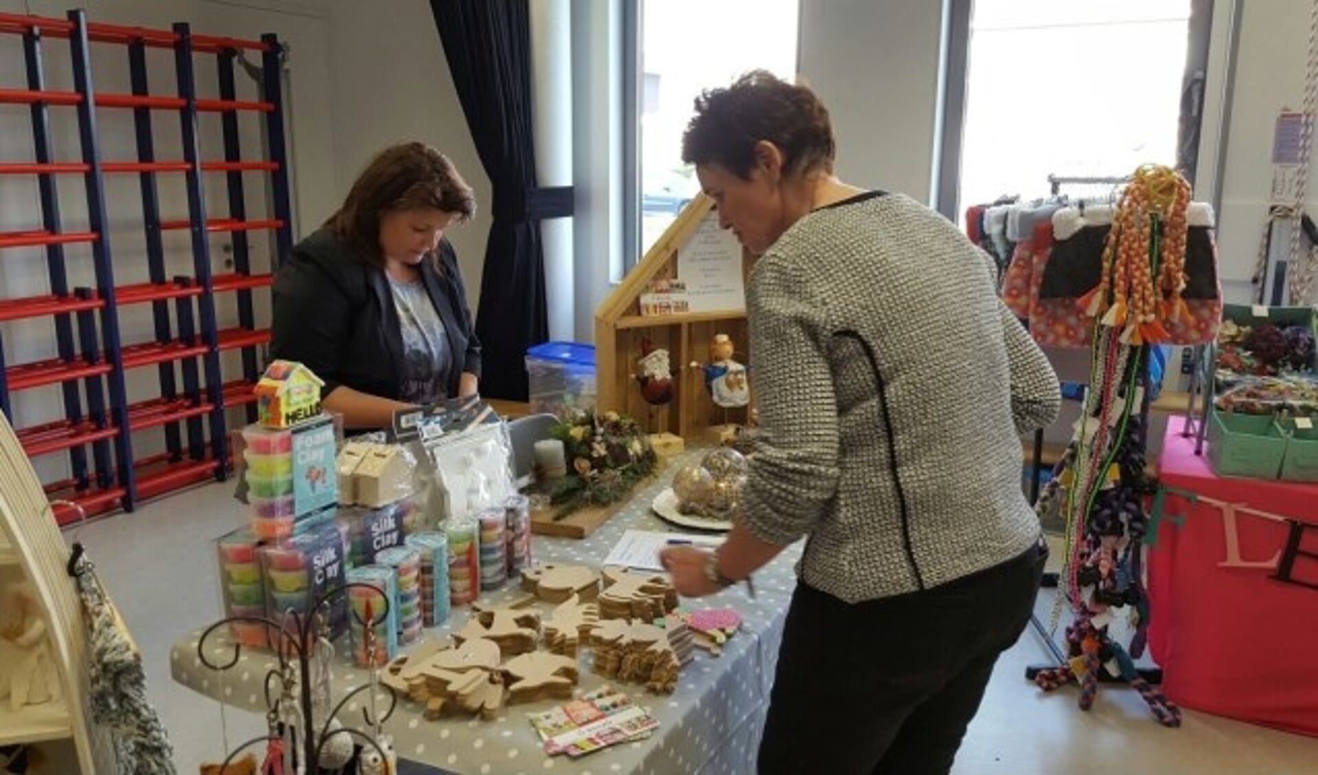 Vanwege het succes opnieuw een Creamarkt in het Cultuurhuis met heel veel zelfgemaakte creativiteit. Van zelfgemaakte koperen armbanden en tassen van oude spijkerbroeken tot moois voor de kerst. (Foto archief)