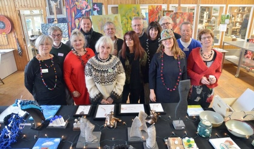 Leden van het Montfoorts Kunstenaars Collectief verkopen kleine kunststukjes voor de komende feestdagen (Foto: Paul van den Dungen)