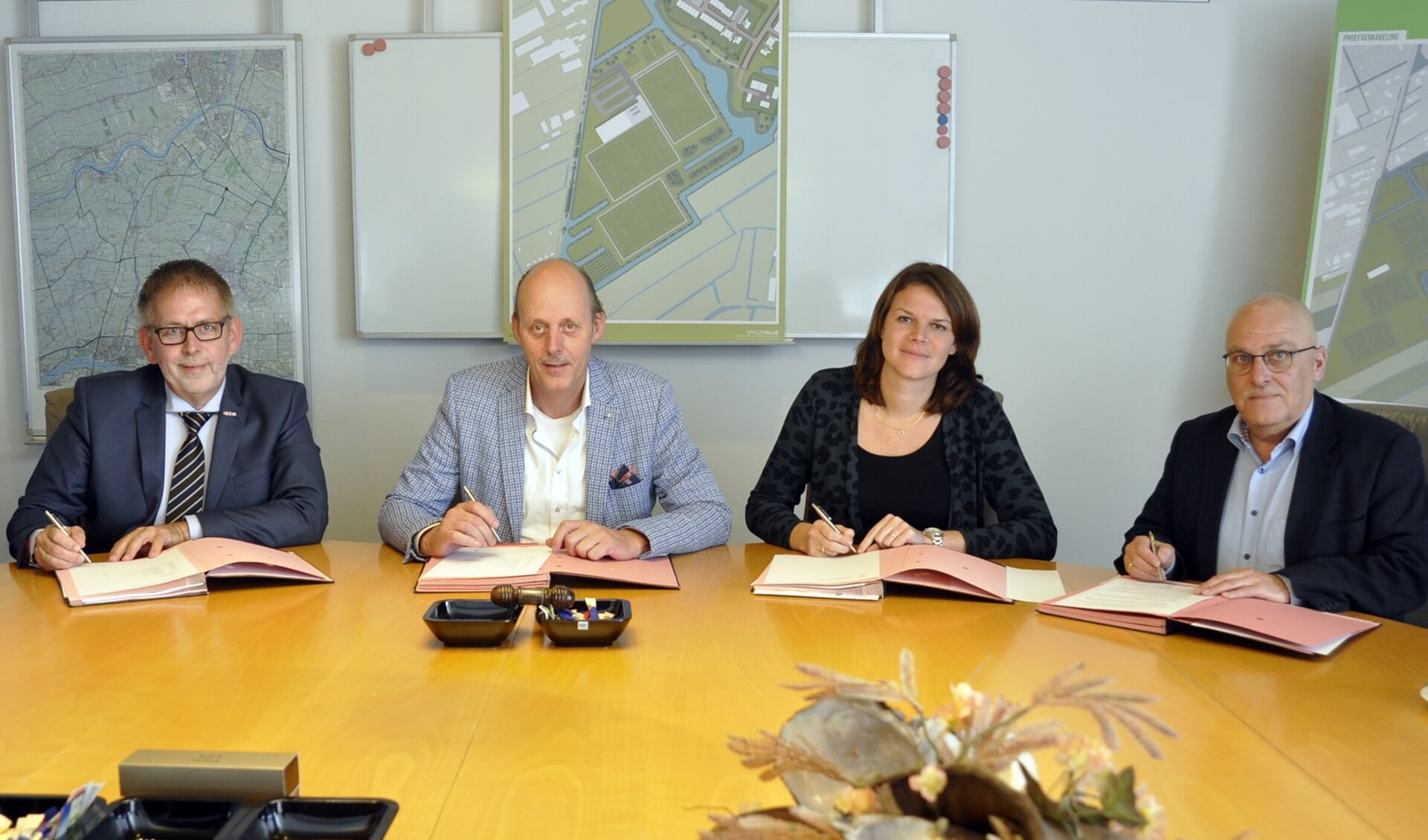 • Wethouder Maks van Middelkoop, Sjaak Versluis, Aninja ’t Lam, wethouder Herman van Santen.