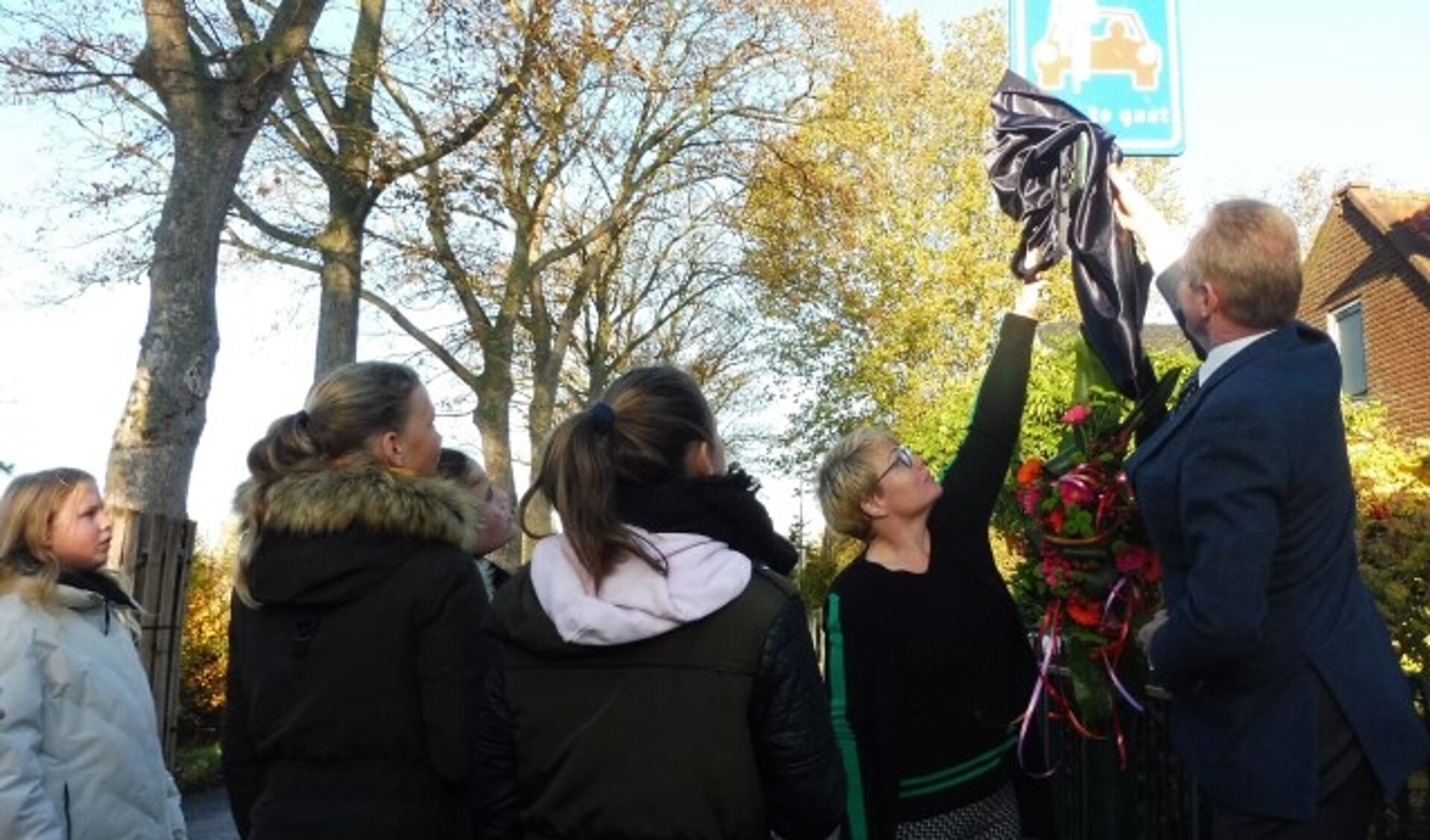 Omwonenden en leerlingen van het Wellantcollege tijdens de onthulling van het fietsstraatbord door wethouder Ten Hagen en teamleider Natascha Schalkwijk van het Wellant.