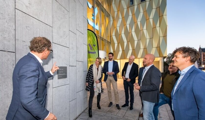 Aanbrengen Stichting Architectuurplaquette bij Zinder door architect, bouwers en opdrachtgever.