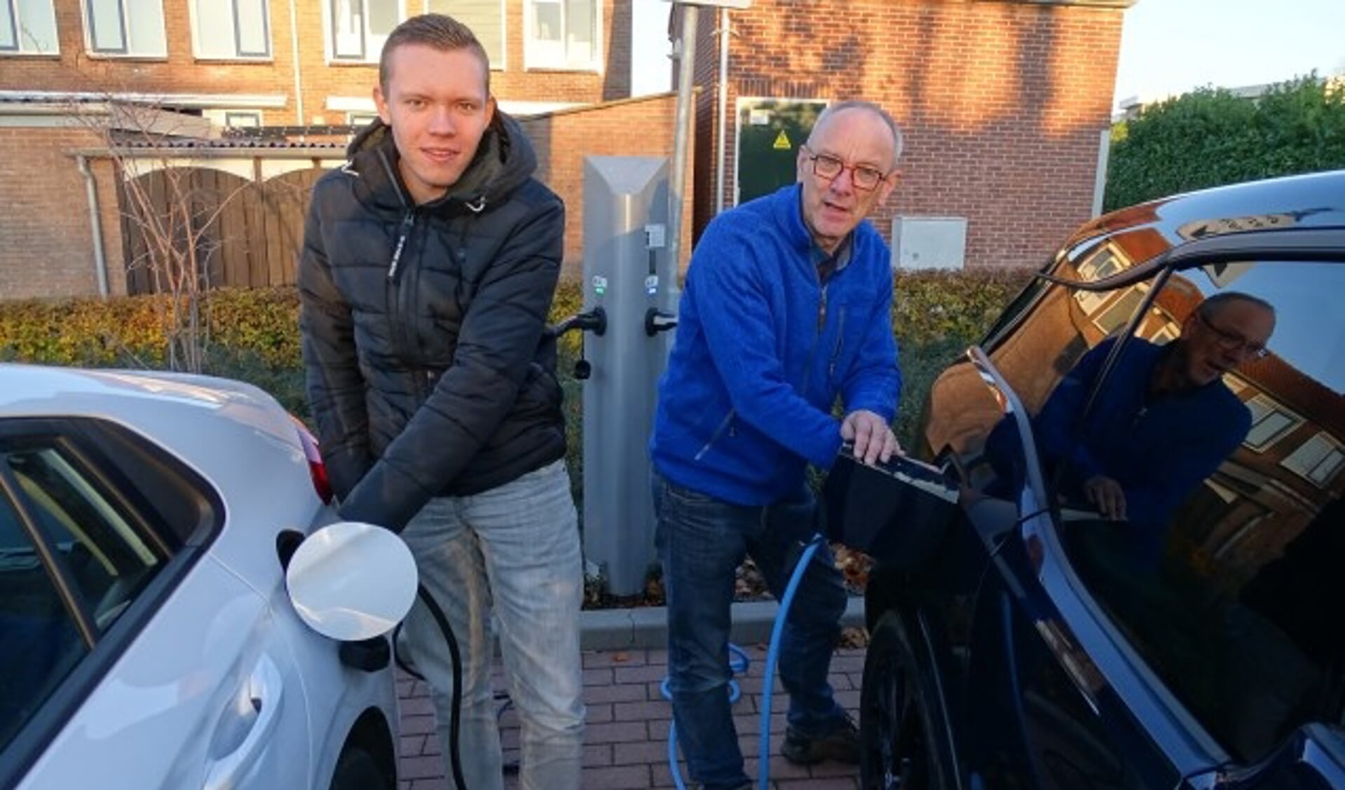 Reijer Kok (links) en Chris de Groot weten veel te vertellen over belangrijke energiebesparing. (Foto: Margreet Nagtegaal)