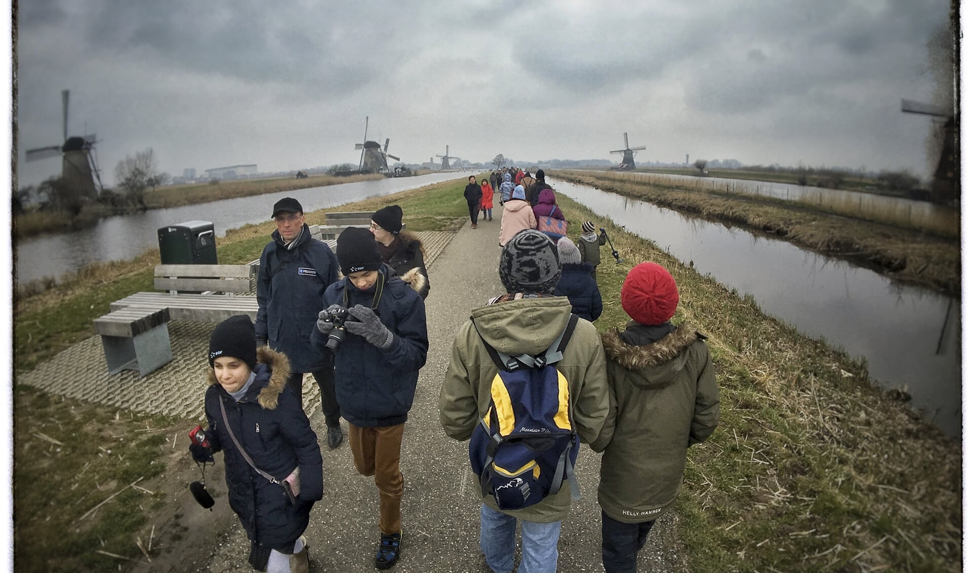 • Toeristen op de Middelkade in Kinderdijk.