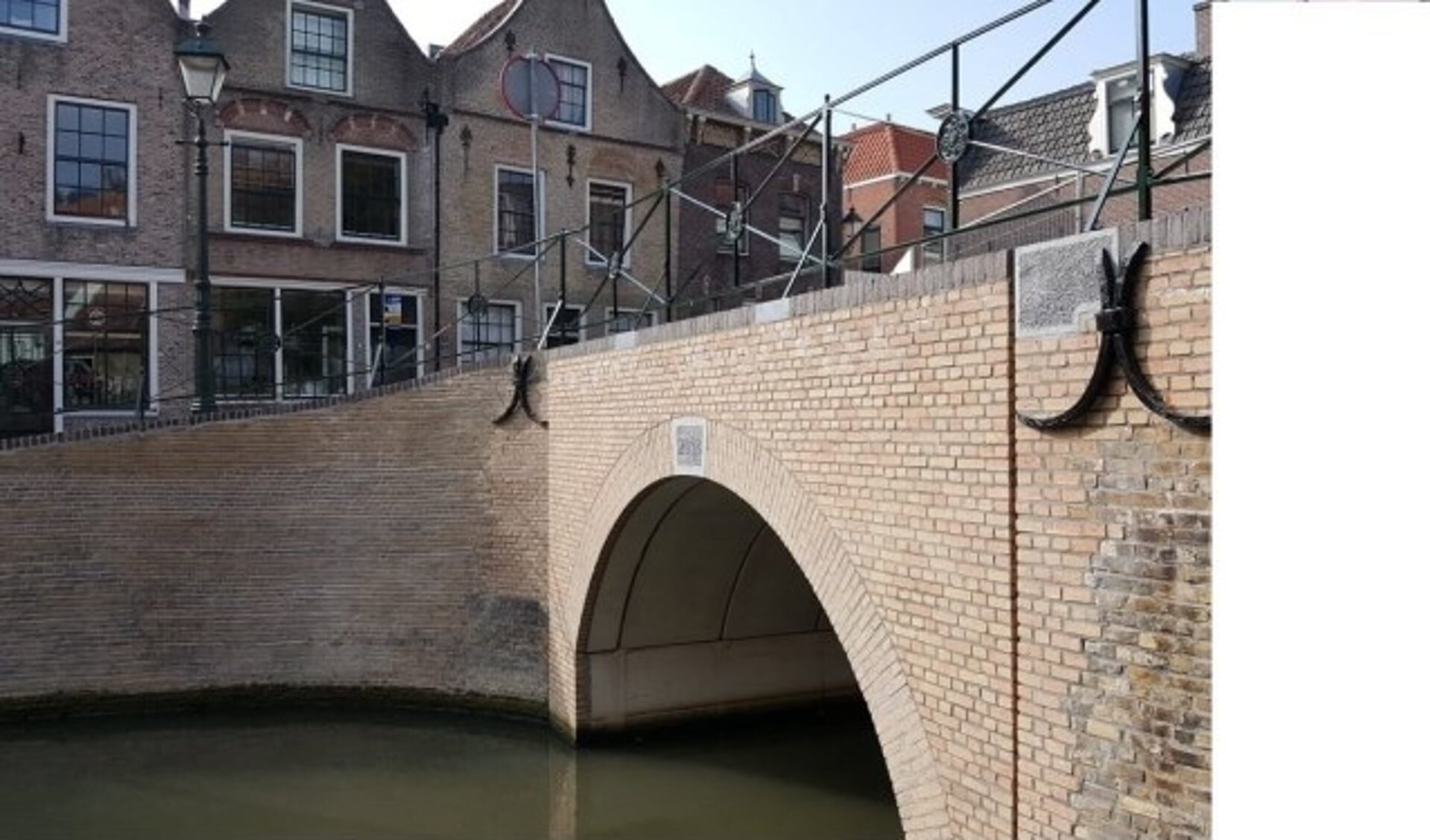 De gerenoveerde Romeijnsbrug herstelt het oorspronkelijke stadsbeeld en heeft weer een volwaardige verkeersfunctie. (Foto: Gemeente Oudewater)