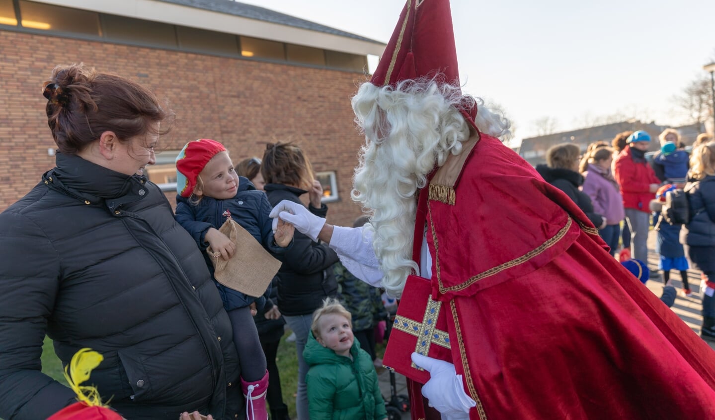 • Aankomst Sinterklaas en Zwarte Piet in het dorp Eethen. 