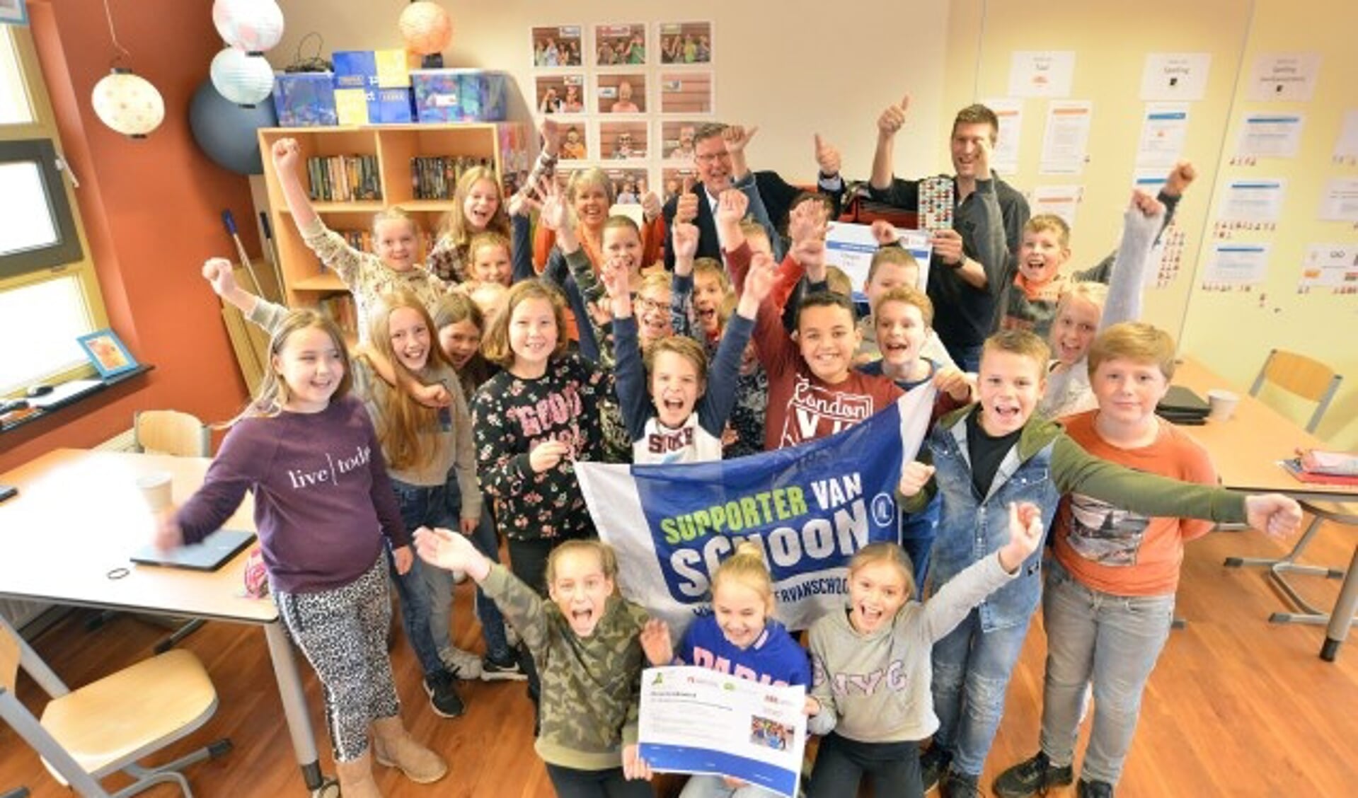 Ook groep 7 met meester Bram van de Prins Clausschool is blij met de cheque van wethouder Jocko Rensen als dank voor het opruimen van het zwerfafval op het schoolplein en omgeving. (Foto: Paul van den Dungen)