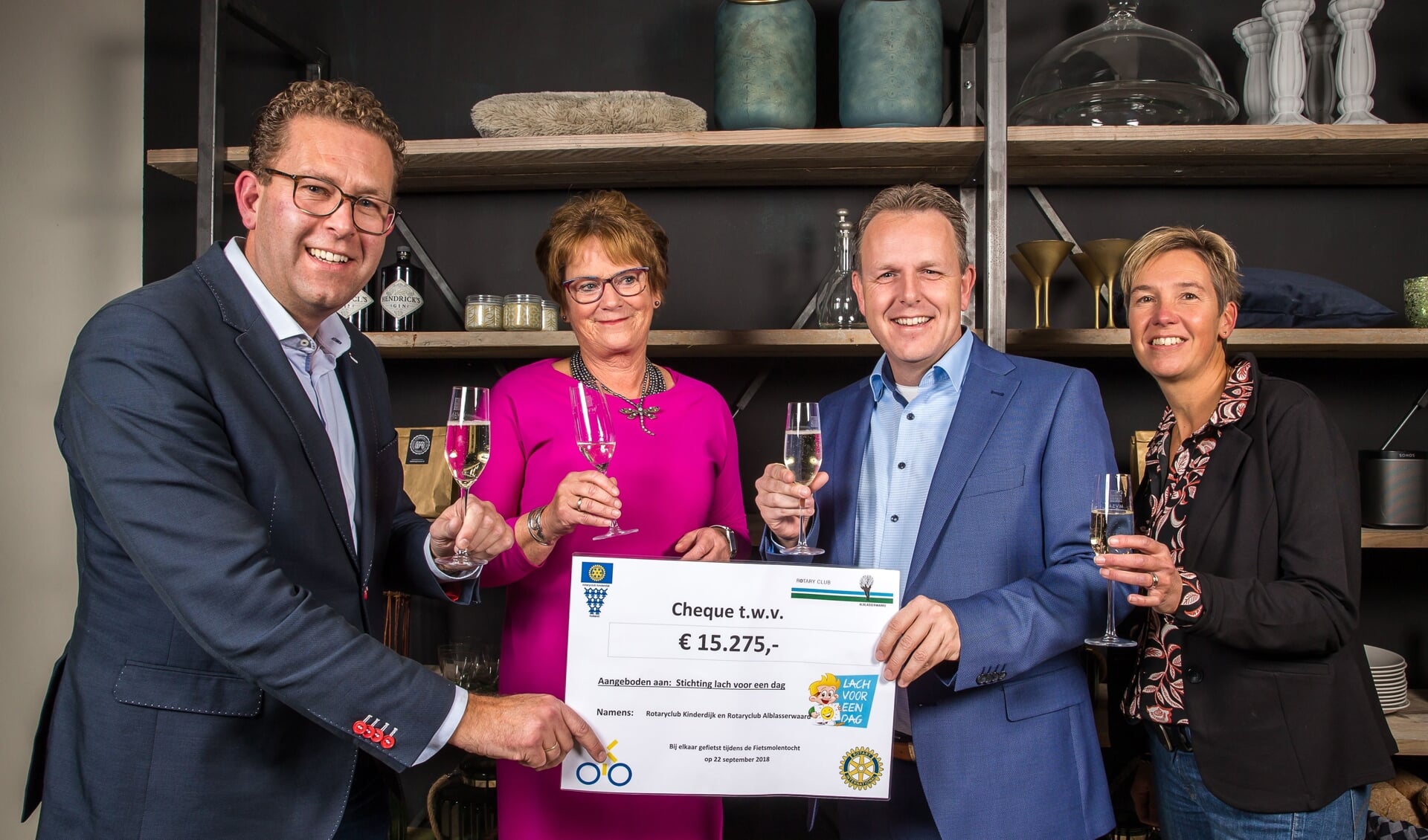 • Bart Baars (Rotary Alblasserwaard), Margreet den Hartog (Rotary Kinderdijk) en Jacco van Kleef en Corine Monster (Stichting Lach voor een Dag) met de cheque (v.l.n.r.).