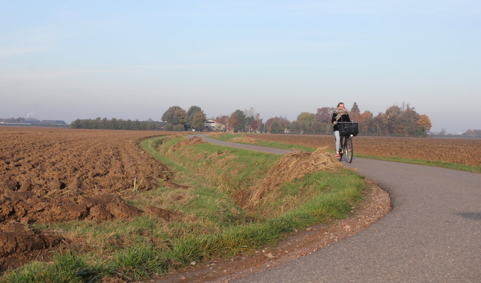 • De Elzevierstraat tussen Ophemert en Est is een veel gebruikte fietsroute.
