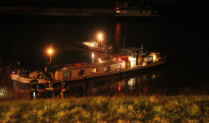 • Het schip liep vast op de keien.