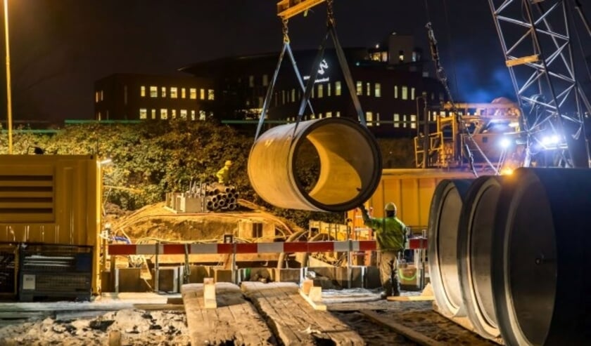 In opdracht van WSRL wordt er een duiker tbv het project Spoorsingel onder de spoorlijn nabij de Peppellaan in Tiel Oost aangebracht. Hierbij is een verzakking ontstaan zodat er geen treinverkeer mogelijk is.