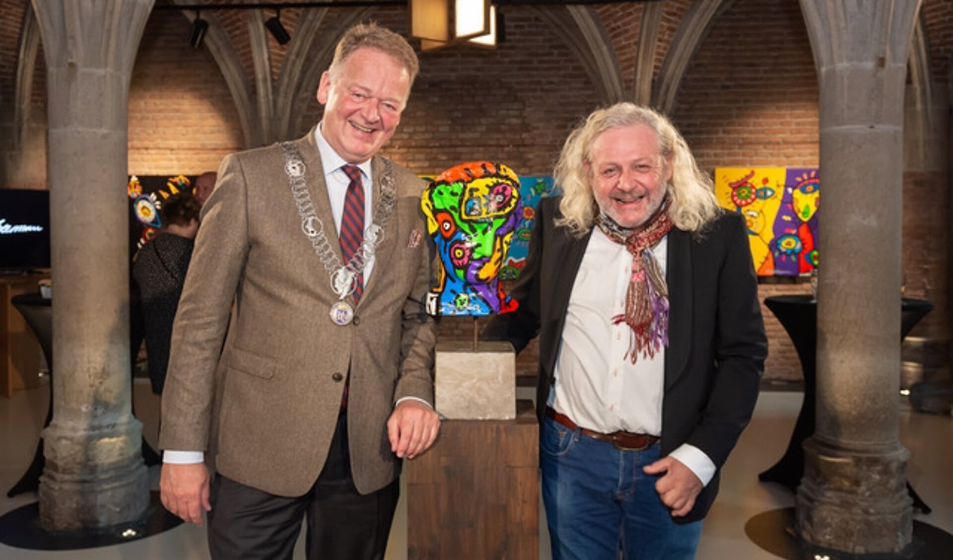 • Kunstenaar Bart Louman met burgemeester Cazemier.