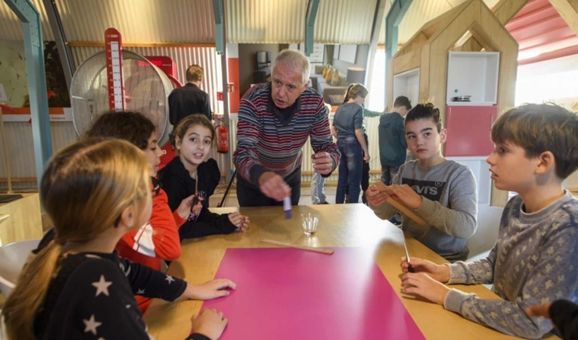 • Leerlingen De Wegwijzer krijgen les over duurzame energie. 