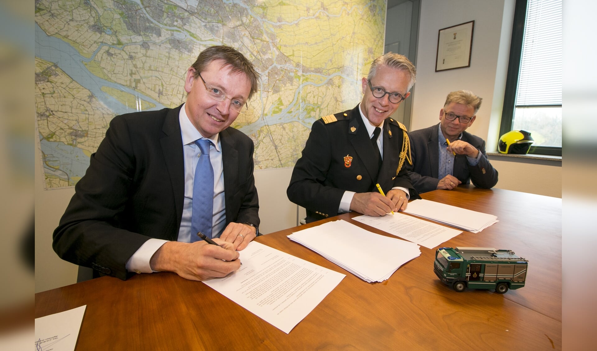 • De ondertekening van de overeenkomst, met v.l.n.r. de heer Niks van de DRV Groep, de heer Post van de VRZHZ en de heer Otten van de DRV Groep.