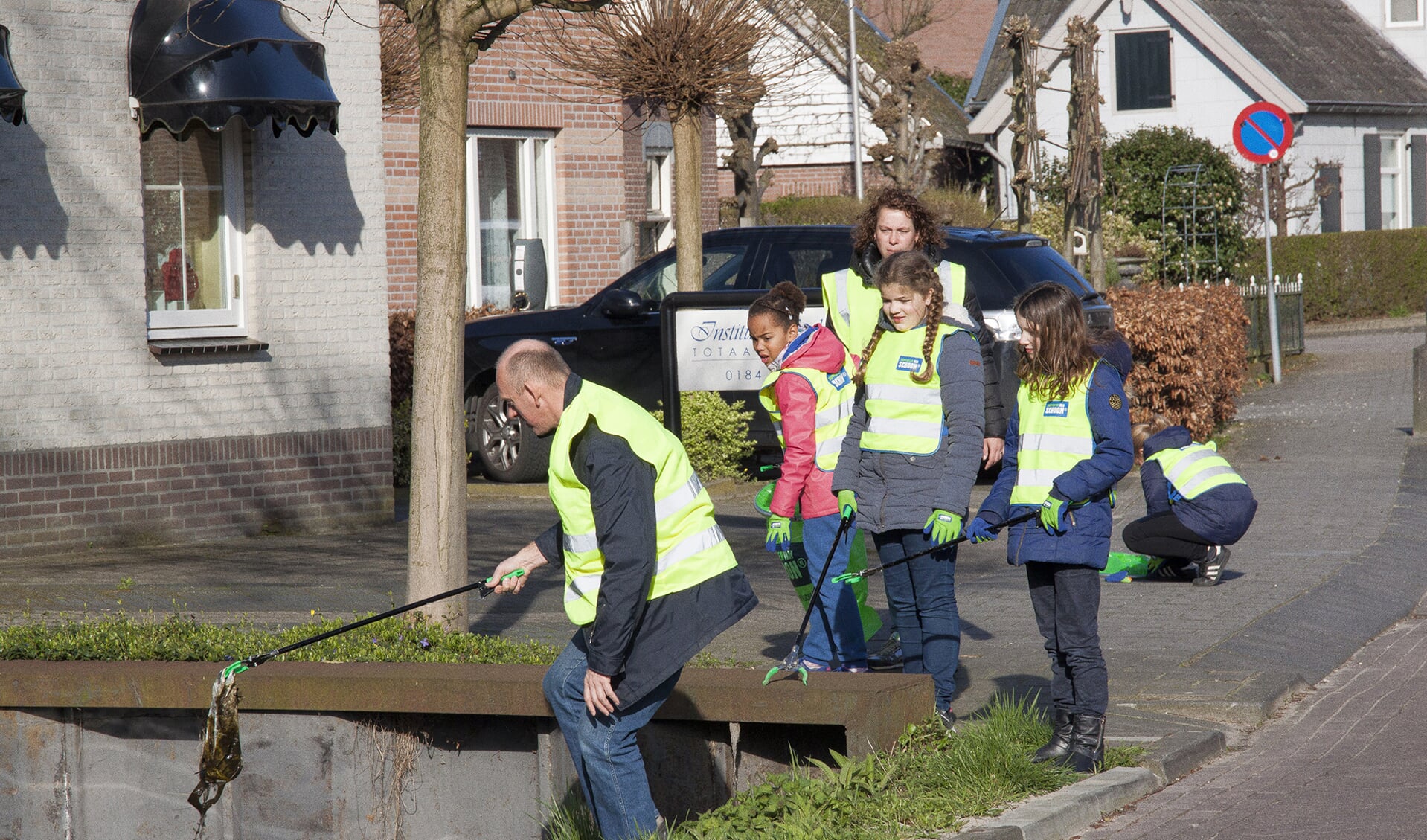 • Vrijwilligers tijdens een schoonmaakactie van de dorpsraad Giessenburg.