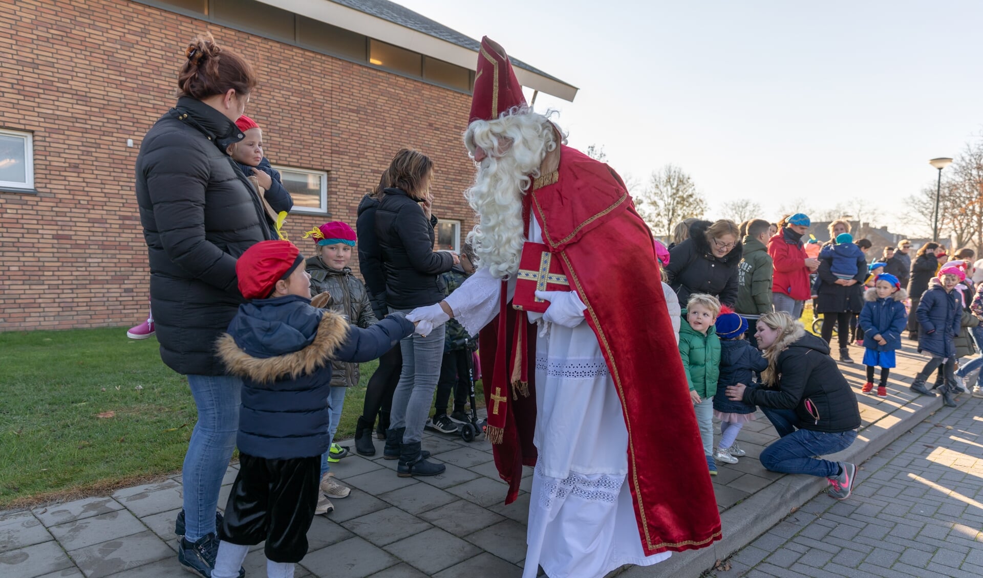 • Aankomst Sinterklaas en Zwarte Piet in het dorp Eethen. 